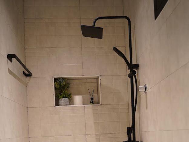 Lavenue Resthouse Apartment Низва Стая снимка