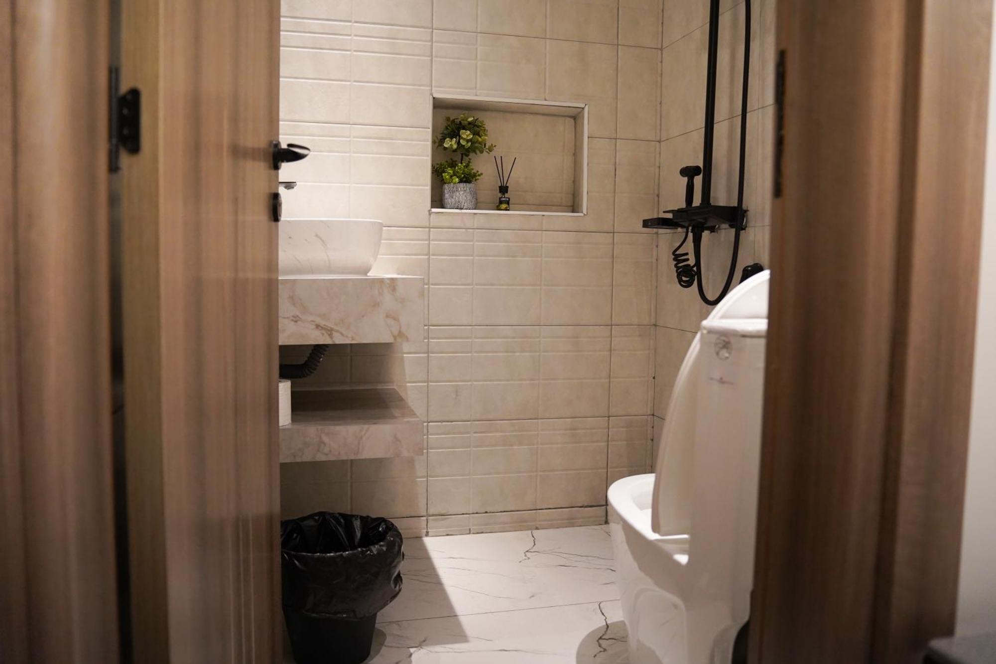 Lavenue Resthouse Apartment Низва Стая снимка